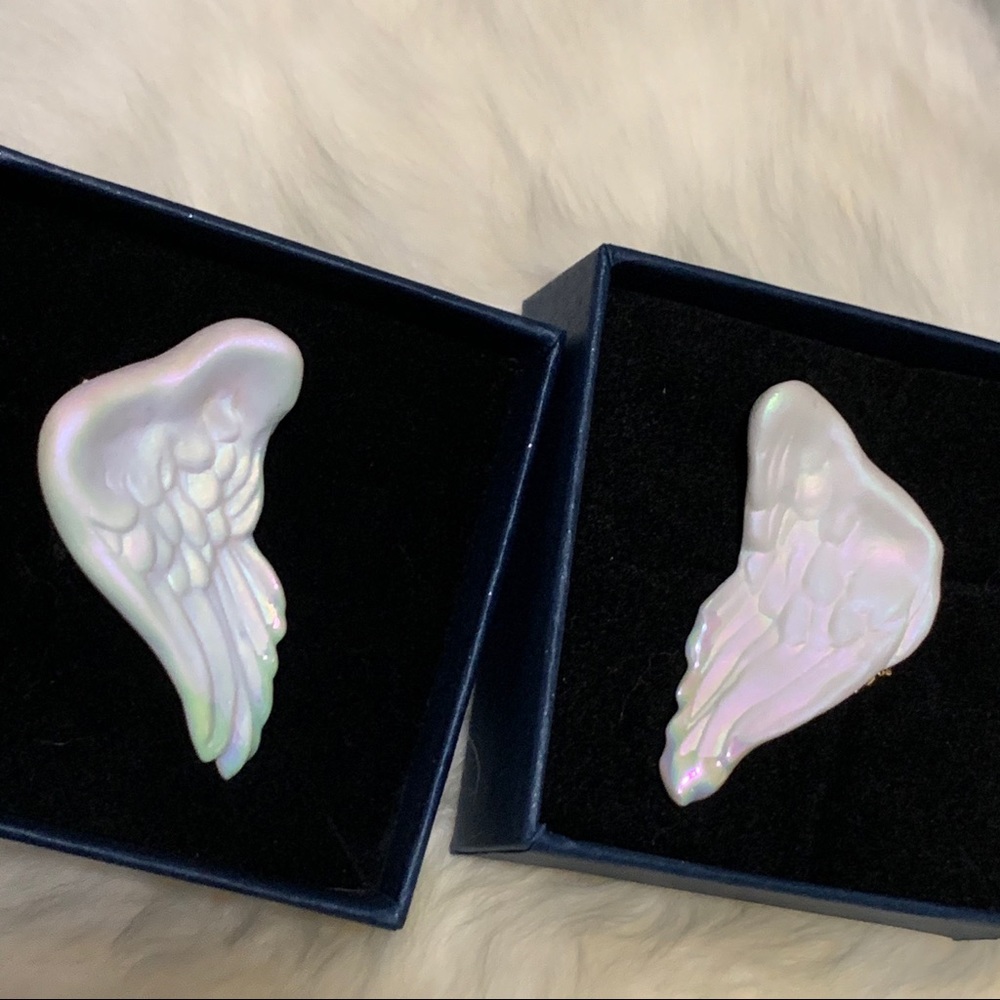 Matte holographic angel wings brooch